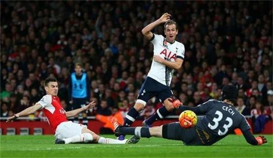 母的陪伴下, 蜿蜒于密林 母的陪伴下, 蜿蜒于密林