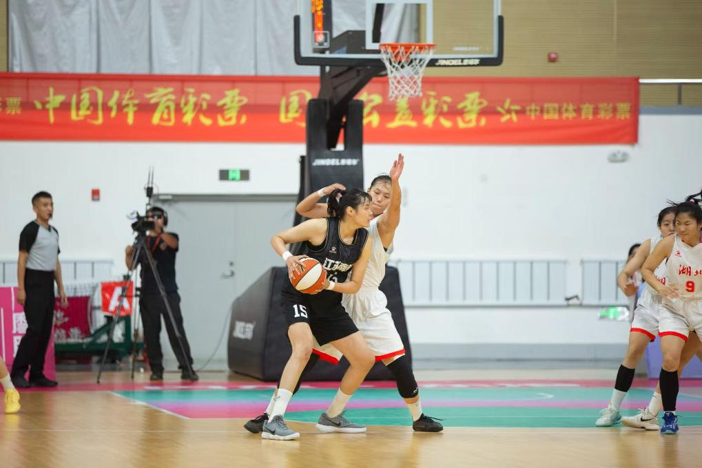 中锋高建军, 十五运会女, 四川取四连 中锋高建军, 十五运会女, 四川取四连