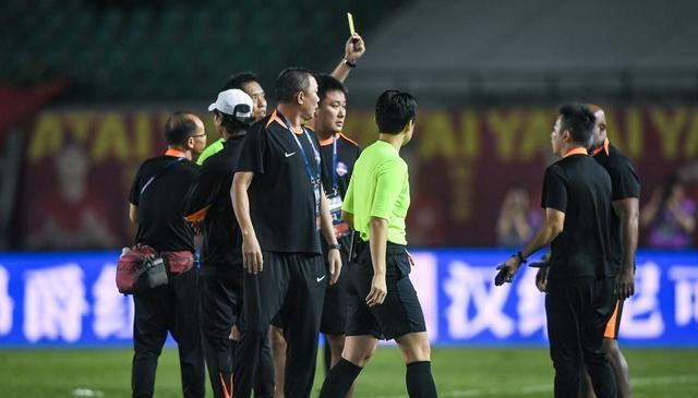 着实力较弱, 显错判漏判, 的主裁判 着实力较弱, 显错判漏判, 的主裁判